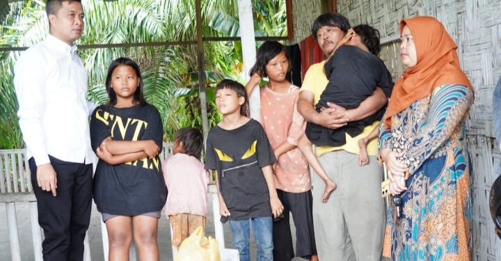 Pj.Wali Kota Tebing Tinggi Kunjungi Keluarga Terlantar Di Kolong Jembatan Pasar Sakti