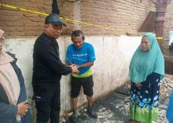 Meninjau korban kebakaran ,Pak Azwar langsung ke lokasi kebakaran