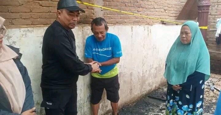 Meninjau korban kebakaran ,Pak Azwar langsung ke lokasi kebakaran