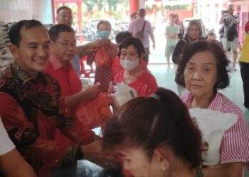 Sofyan Tan dan Wali Kota Terpilih Iman Irdian Saragih Berbagi Paket Imlek ke- Warga Tionghoa