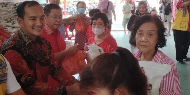 Sofyan Tan dan Wali Kota Terpilih Iman Irdian Saragih Berbagi Paket Imlek ke- Warga Tionghoa