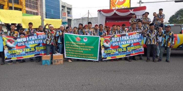 Dukung TNI, Pemuda dan Mahasiswa Serdang Bedagai Berbagi Takjil