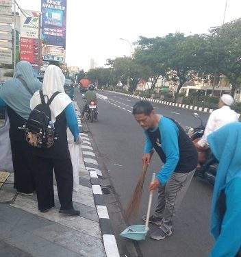 Sambut Seruan Walikota, DKR Gotong Royong Pungut Sampah di Jalan Margonda: Harusnya Rutin dan Bukan Seremonial!