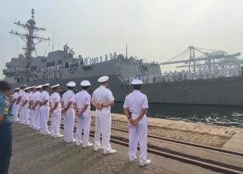 KODAERAL III SAMBUT KAPAL PERANG AMERIKA