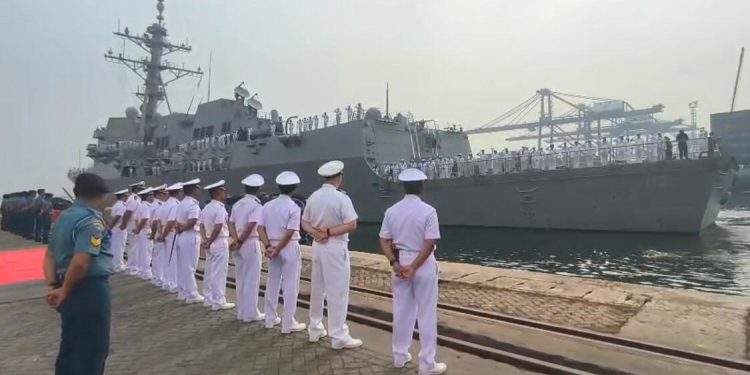 KODAERAL III SAMBUT KAPAL PERANG AMERIKA