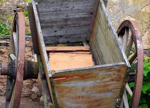 Gerobak, Hujan, dan Harapan