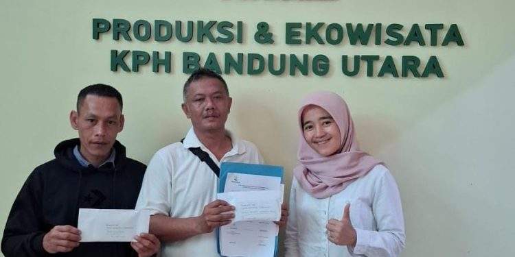 Perhutani KPH Bandung Utara Serahkan Dana Sharing Pemanfaatan Air kepada LMDH