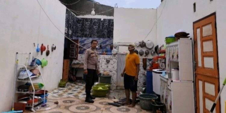 Bhabinkamtibmas Sigap, Cek Dapur Warga Hancur Akibat Angin Kencang di Jeneponto 