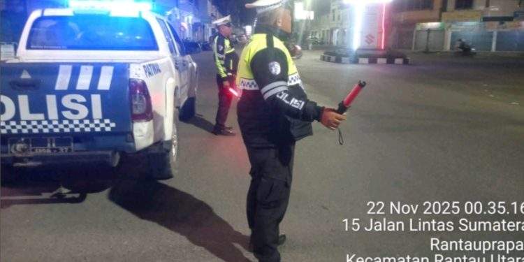 Satlantas Labuhan Batu Laksanaan Patroli Blue Light di jalan Lintas Sumatra 