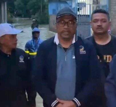 Ketua DPD NasDem Tebingtinggi H.M.Azwar Turun Berbagi Nasik Ke Warga Kebanjiran 
