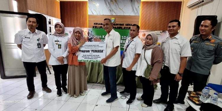 Perhutani KPH Bandung Utara Salurkan Bantuan TJSL Non PUMK untuk Dukung Kebersihan Lingkungan