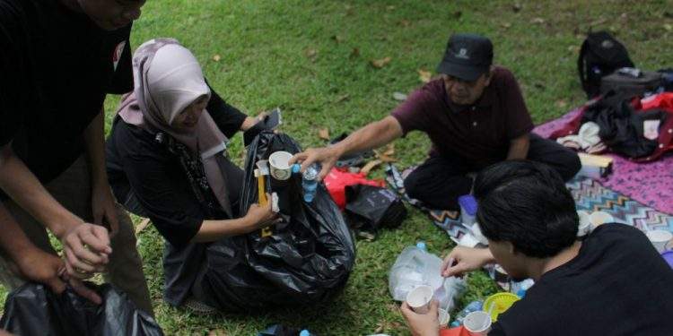 Anak-Anak Sanggar Melukis RT.005/6 CBS Ekspresikan Diri Melukis Bebas di Eco Park