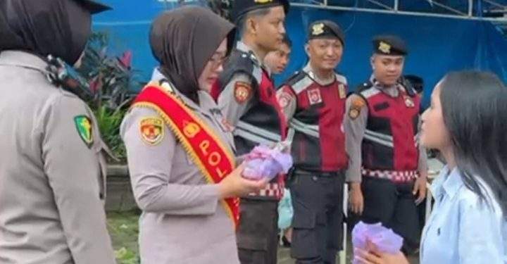 Hadirkan Rasa Aman Jelang Natal dan Tahun Baru, Polwan Polres Gowa Sambangi Gereja