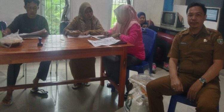 416 KK di Kelurahan Bonto Langkasa Terima Bantuan Beras dan Minyak Goreng