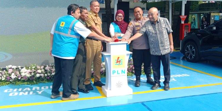 PT PLN (Persero) melalui Unit Induk Distribusi (UID) Jawa Barat meresmikan Stasiun Pengisian Kendaraan Listrik Umum