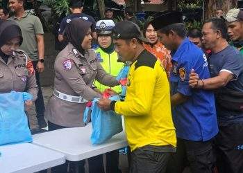 Polda Metro Jaya Gelar Jumat Peduli, Bagikan Bantuan untuk Pengemudi Ojol