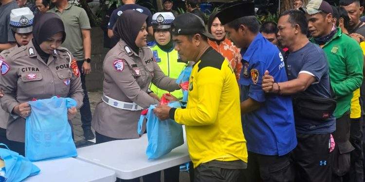 Polda Metro Jaya Gelar Jumat Peduli, Bagikan Bantuan untuk Pengemudi Ojol