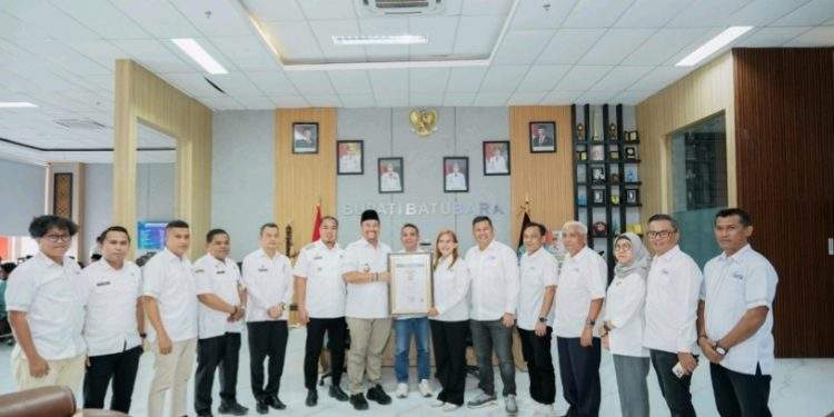 SMSI Serahkan Anugerah Sahabat Pers Indonesia Kepada Bupati Batu Bara Baharuddin Siagian