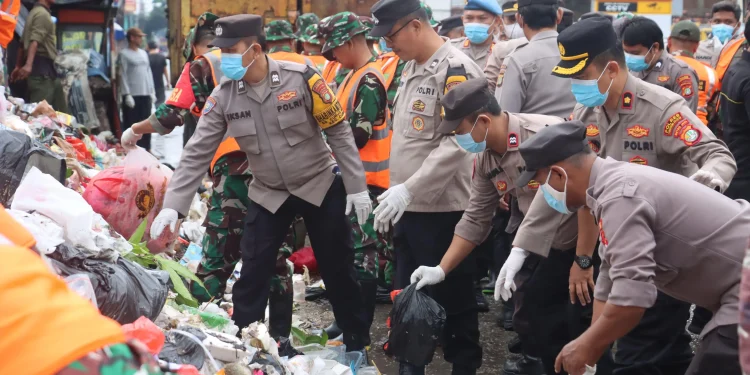 Dandim 0510/Tigaraksa Bersama Polres Laksanakan Pembersihan Sampah di Curug