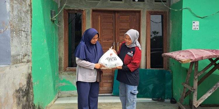 Artha Graha Peduli dan GulaVitBantu Warga Medan Dapatkan Sembako Murah