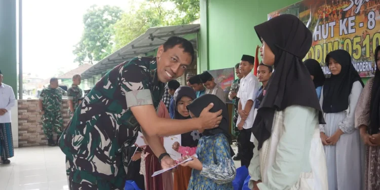 HUT ke-8 Kodim 0510/Tigaraksa, Prajurit TNI Santuni Anak Yatim dan Bantu Warga Terdampak Banjir