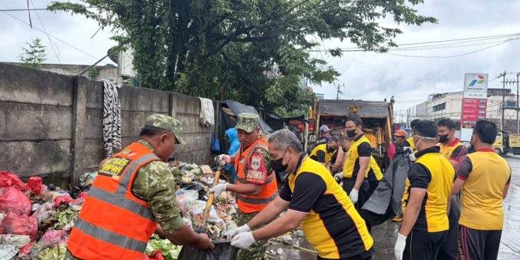 Satgas Sampah Koramil 02/Curug Bersihkan Jalan Raya STPI, Perkuat Sinergi TNI–Polri dan Warga