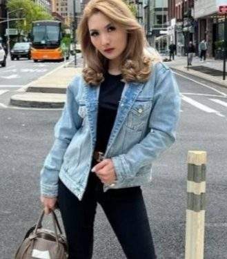 Puput Carolina, Energi Panggung yang Menyatukan Musik, Gaya, dan Atmosfer Perayaan