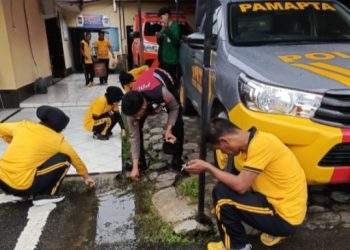 ‎‎Semangat Jumat Bersih, Personel Polres Pinrang Korvei Lingkungan Mako