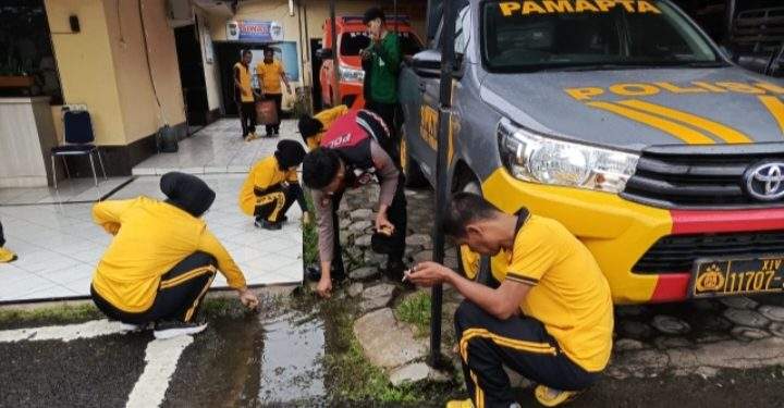 ‎‎Semangat Jumat Bersih, Personel Polres Pinrang Korvei Lingkungan Mako