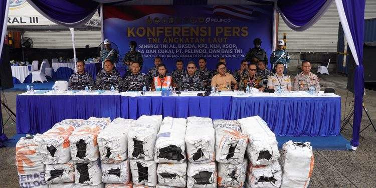 IPC Terminal Petikemas Dukung TNI AL Gagalkan Pengiriman Arang Bakau Ilegal di Pelabuhan Tanjung Priok