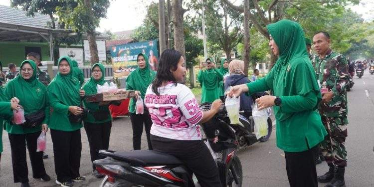 Ramadhan, Dandim 0510 Letkol Inf Yudho Setyono/Trs dan Persit KCK Berbagi Takjil Berbuka Puasa