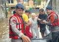 Banjir 2 Meter Rendam Bangka V Jaksel, Brimob Evakuasi Warga