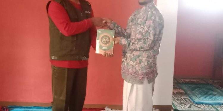 Sambut Bulan Ramadhan, Perhutani Bagikan Al-Qur’an untuk Masjid di Cisarua