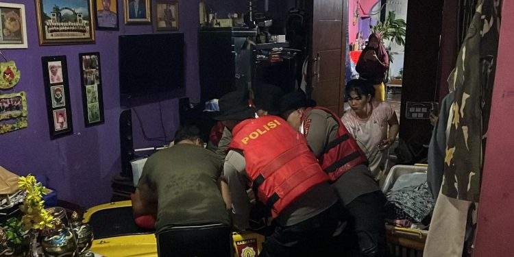 Warga Terdampak Banjir Hubungi Layanan 110, Dit Samapta PMJ Evakuasi Warga Terdampak Banjir di Ciracas