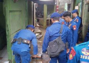 Ditpolairud Polda Metro Jaya Bersama Satgas Bang Jasri Bersihkan Permukiman Terdampak Banjir di Kebon Pala