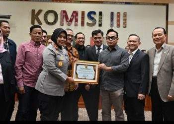 Komisi III DPR RI beri penghargaan ke kapolres metro Bekasi