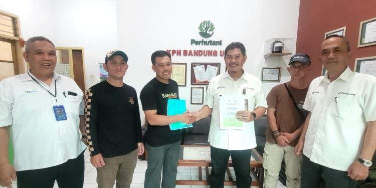 Perhutani Bandung Utara Teken Kerjasama Kemitraan dengan LMDH Sangkuriang