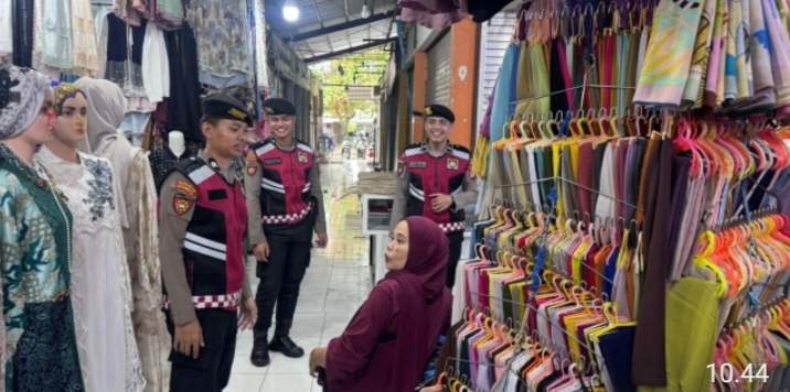 Personel Perintis Presisi Samapta Sambangi Aktivitas UMKM di Pasar Sentral Sungguminasa