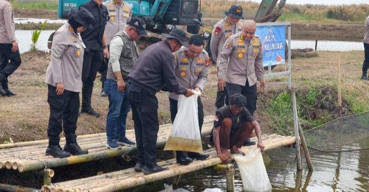 Polda Metro Jaya Tebar 37 Ribu Benih Ikan di Muara Gembong, Dukung Ketahanan Pangan