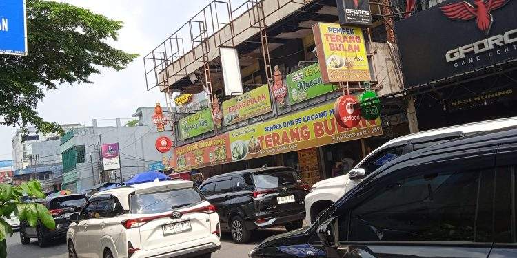 Akibat Parkir Liar Jalan Suryakencana Bogor Macet Parah
