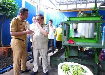 Munjirin Dampingi Pramono Anung Tinjau Pengolahan Sampah Jadi Pupuk Organik di Kramat Jati