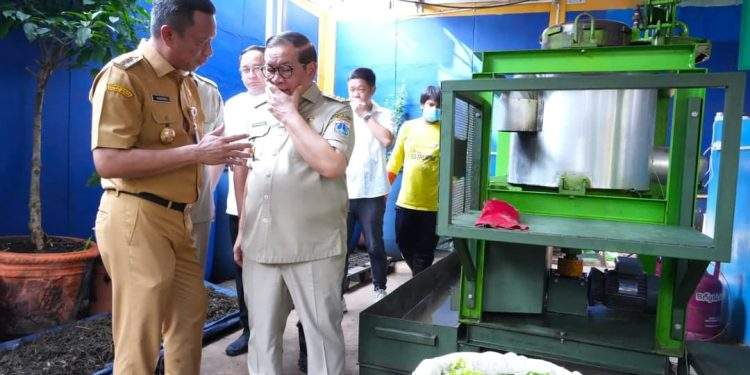 Munjirin Dampingi Pramono Anung Tinjau Pengolahan Sampah Jadi Pupuk Organik di Kramat Jati