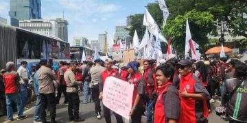 100 Orang Buruh Datangi DPR/MPR dalam Rangka Mayday, Polda Metro Jaya Menyambut dengan Humanis
