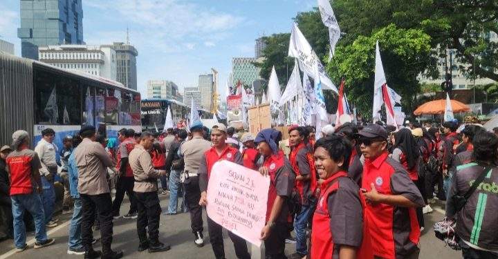 100 Orang Buruh Datangi DPR/MPR dalam Rangka Mayday, Polda Metro Jaya Menyambut dengan Humanis