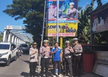Cegah Kecelakaan, Kasat Lantas Polres Jeneponto Pasang Baliho Himbauan di Jalan Lanto Dg Pasewang