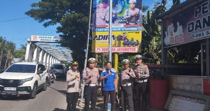 Cegah Kecelakaan, Kasat Lantas Polres Jeneponto Pasang Baliho Himbauan di Jalan Lanto Dg Pasewang