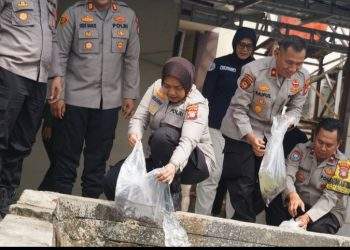 Kapolres Metro Bekasi Tebar 10.000 Benih Lele, Dukung Rantai Pasok SPPG Polri