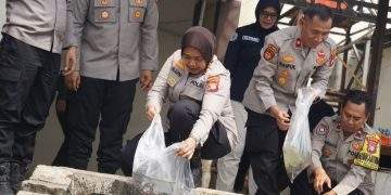 Kapolres Metro Bekasi Tebar 10.000 Benih Lele, Dukung Rantai Pasok SPPG Polri
