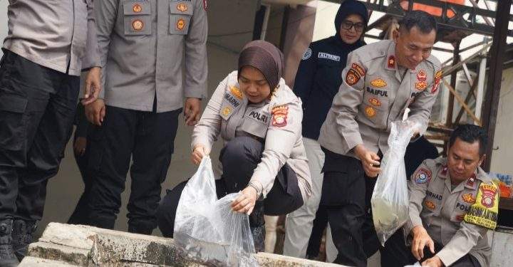 Kapolres Metro Bekasi Tebar 10.000 Benih Lele, Dukung Rantai Pasok SPPG Polri