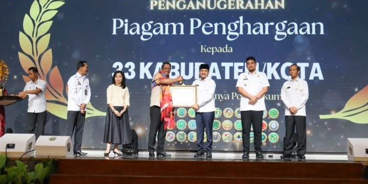 Wujudkan Kemudahan Akses Pelayanan Hukum Bagi Masyarakat, Wali Kota Tebing TinggiTerima Penghargaan Dari Kementrian Hukum Ri